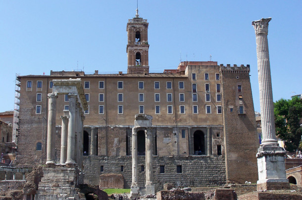 Colonnes ruines Basilique Julia