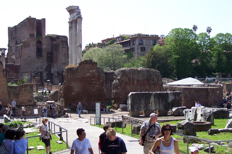 Touristes allées Forum romain