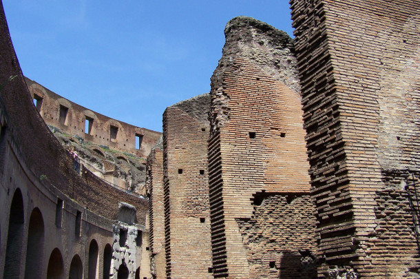 Balade dans les gradins en ruine du Colisée