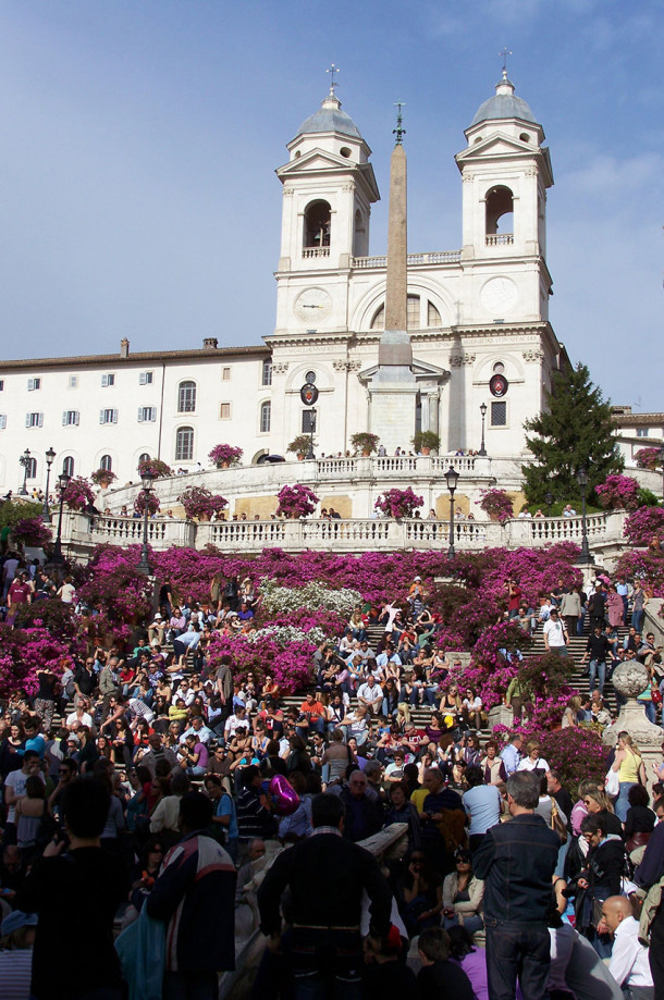 Touristes à la Trinité des Monts à Rome