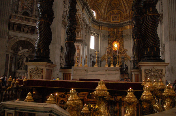 Autel de la basilique Saint-Pierre de Rome