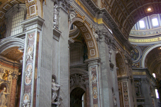 Riches décorations dans la basilique St Pierre