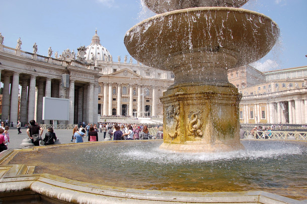 Fontaine du Bernin devant la basilique St-Pierre