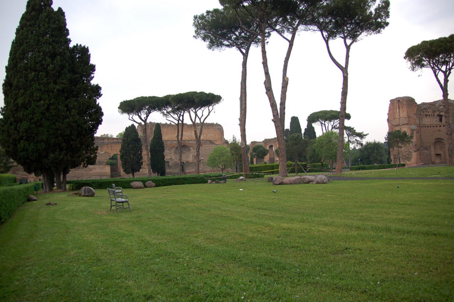 Bancs pour contempler les ruines