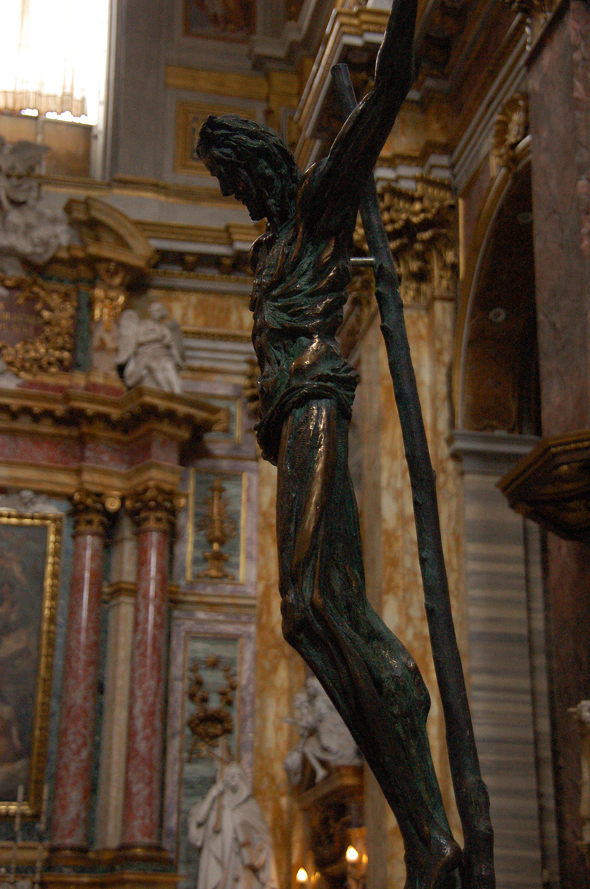 Christ en croix dans la basilique