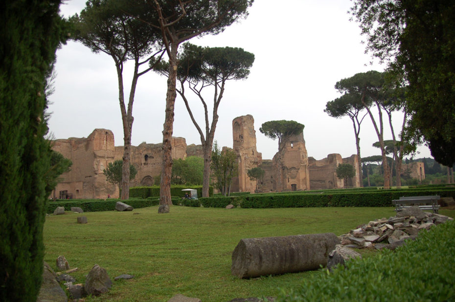 Colonnes éparses dans le parc des thermes