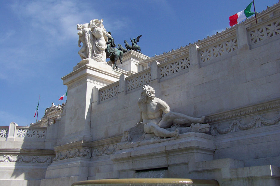 Fontaine devant le monument à Victor Emmanuel II