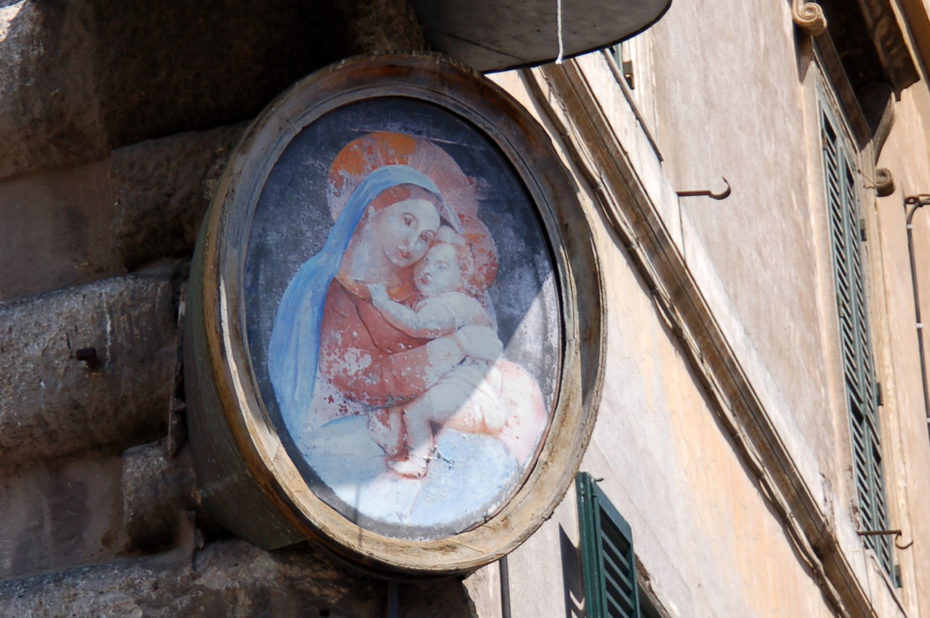 Icône sur une façade, à l'angle d'une rue