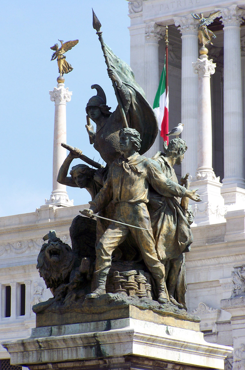 statue devant monument Victor Emmanuel II