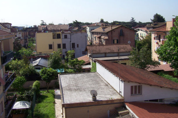 Maisons dans la banlieue de Rome