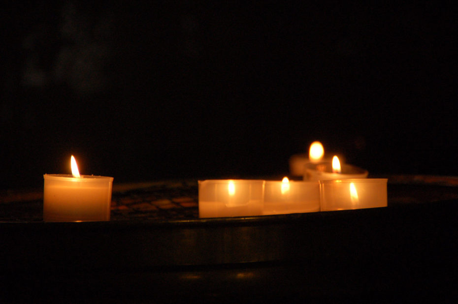 Lumignons dans une église