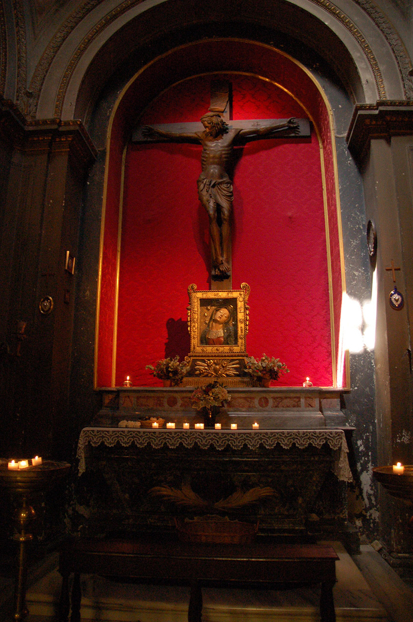 Christ en croix dans la basilique