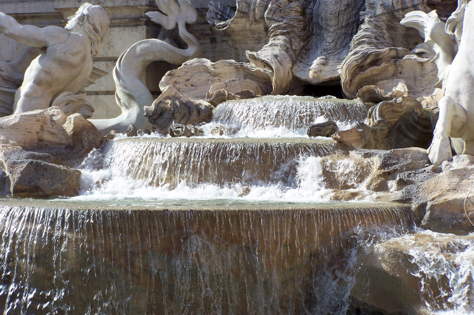 Jeter une pièce dans la fontaine de Trevi pour revenir à Rome