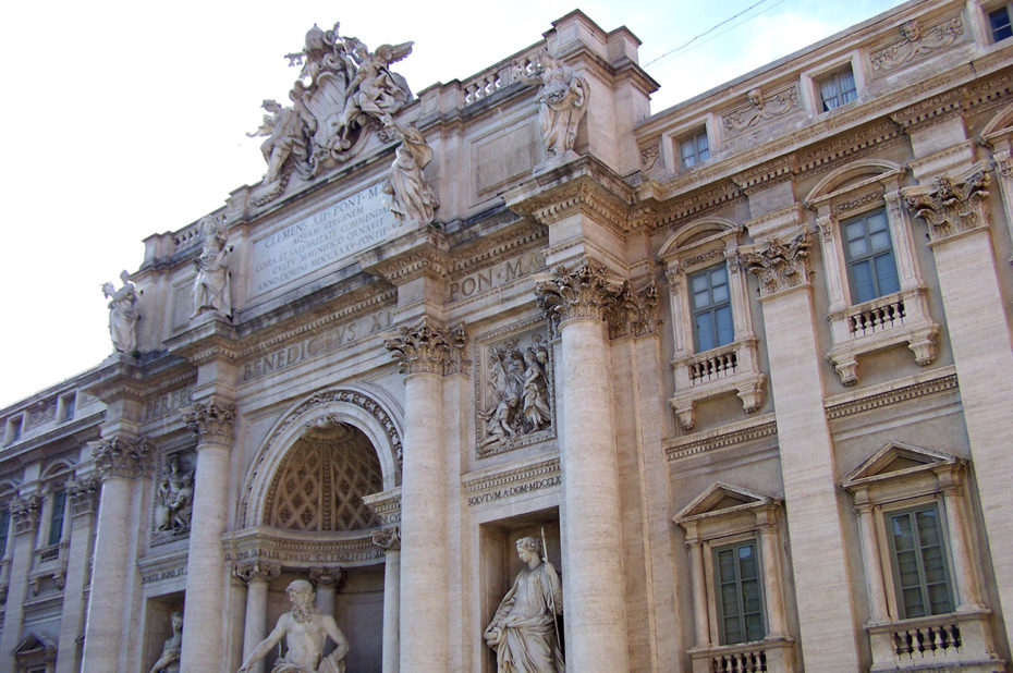 Adossée à un palais, la fontaine de Trevi