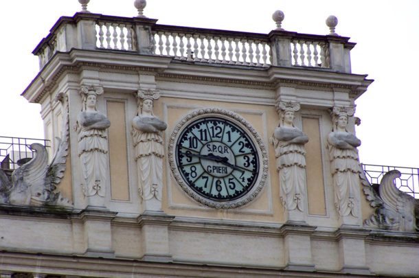 Horloge du bâtiment de Il Tempo