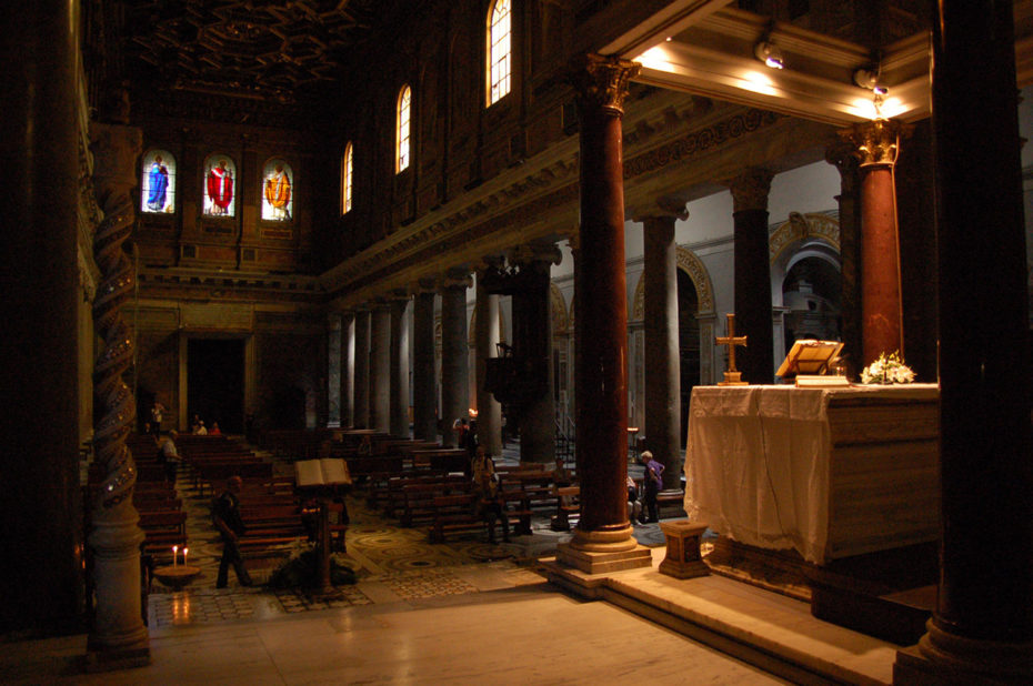 Intérieur de l'église avec l'autel