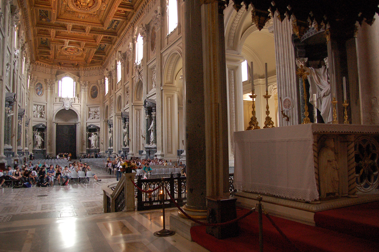 La nef et l'autel papal de la basilique