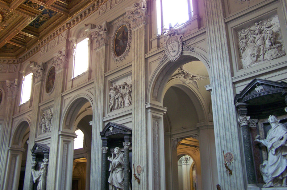 Niches et Statues d'apôtres à Saint-Jean-de-Latran