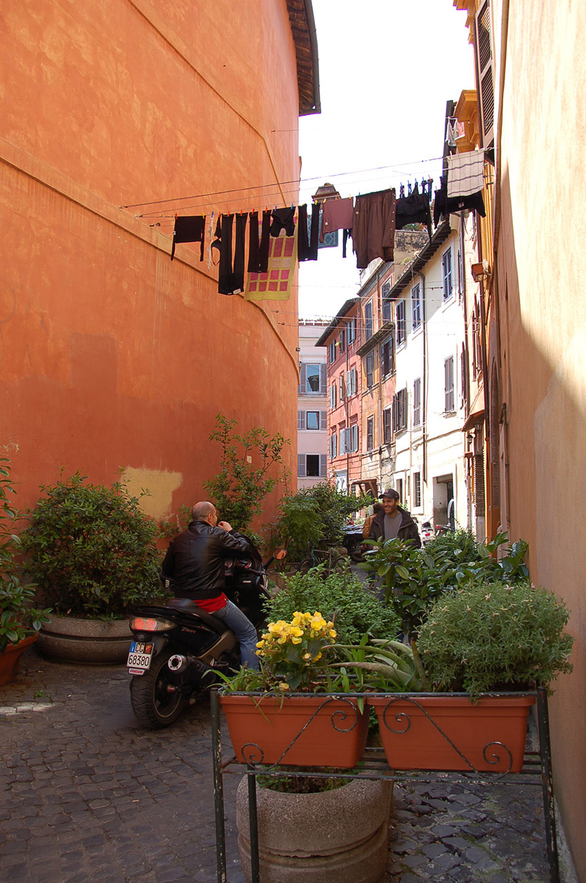 Ruelle colorée du Trastevere, le linge aux fenêtres