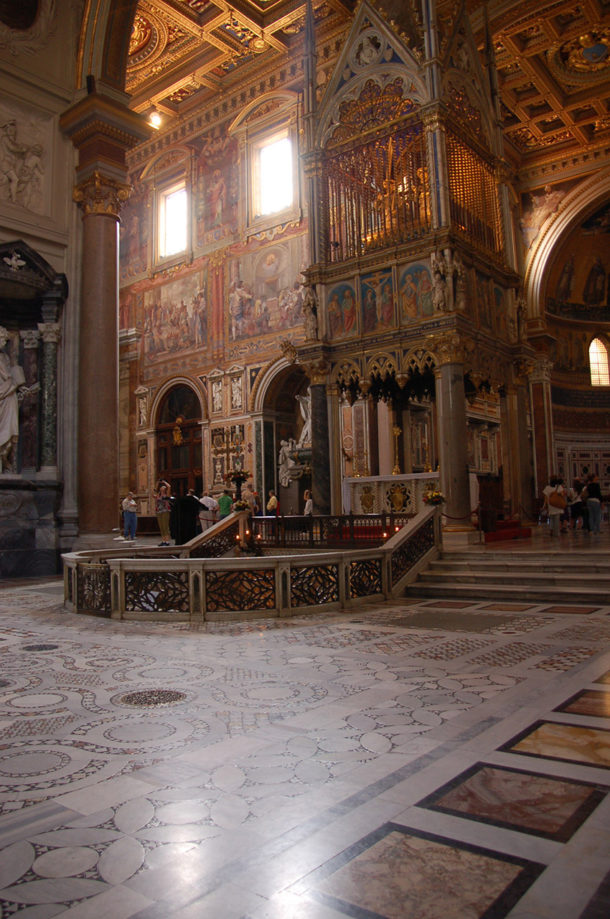Sol cosmatesque et autel papal