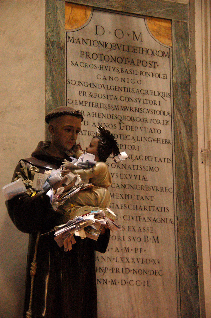 Intentions de prière sur la statue de Saint-Antoine