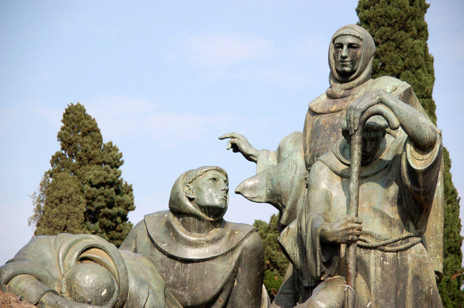 Statues aux côtés de Saint-François d'Assise