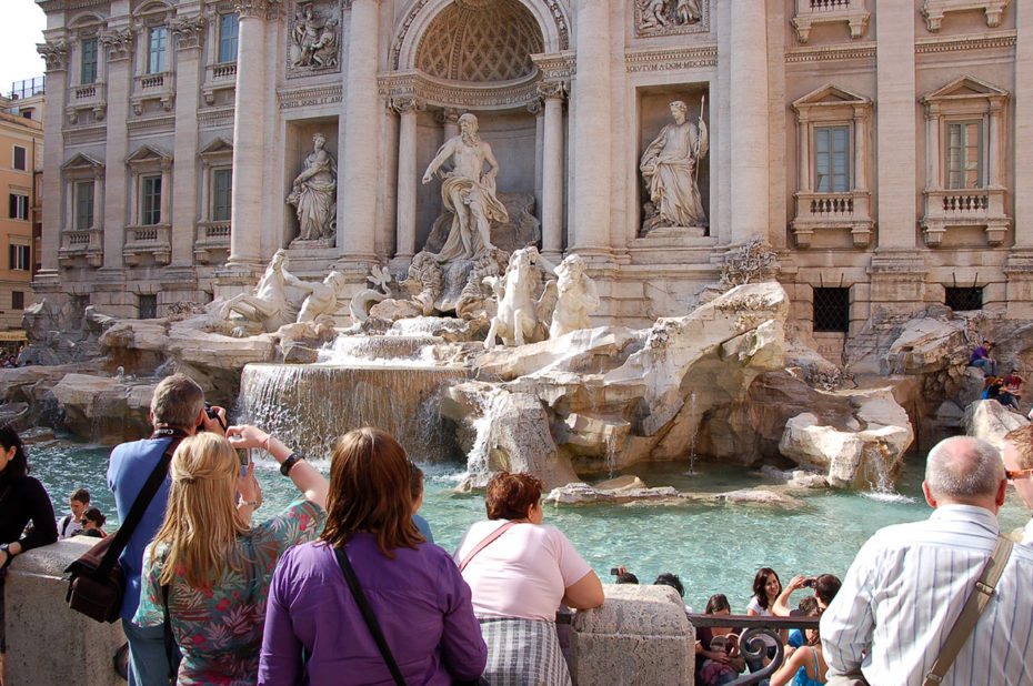 De nombreux touristes visitent la fontaine de Trevi