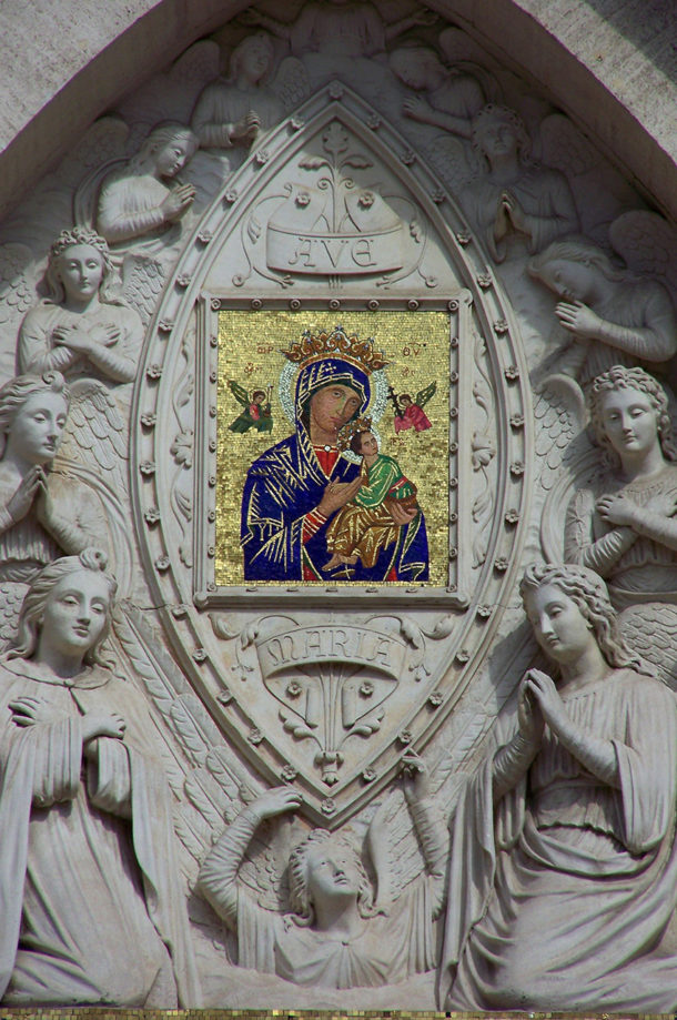 Vierge à l'Enfant dans le fronton d'une église