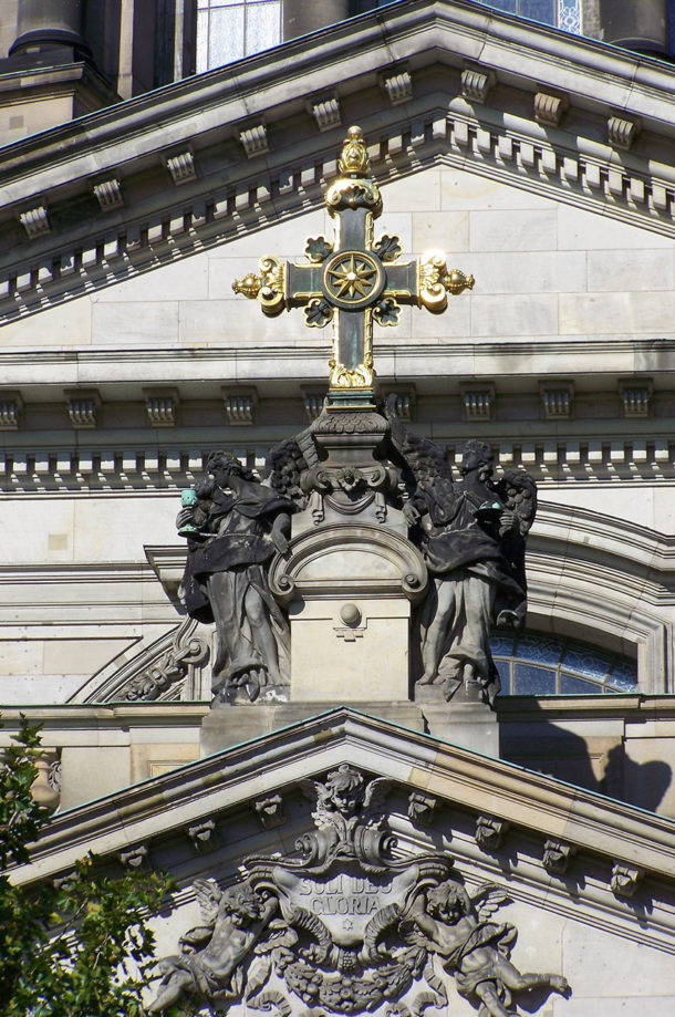 Croix en or sur la façade du Berliner Dom