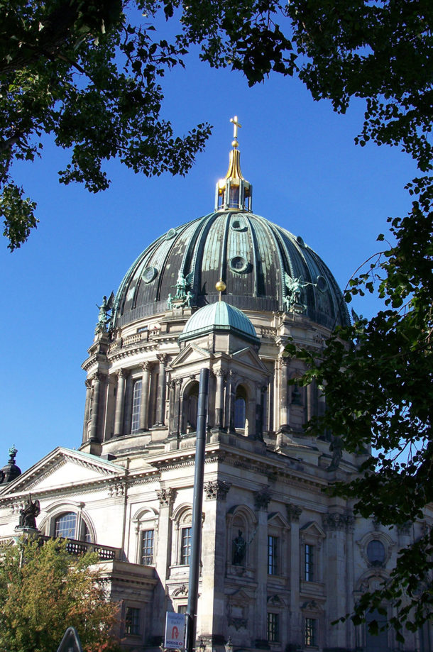 Le dôme du Berliner Dom dans les arbres