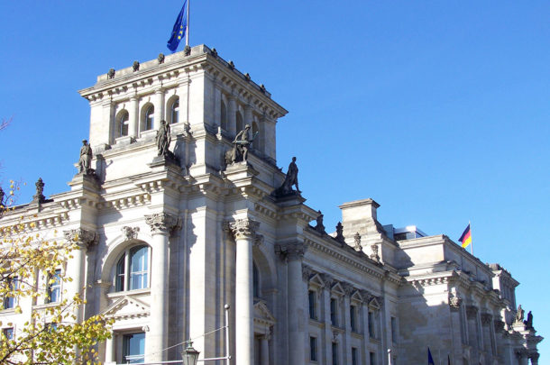 Drapeaux allemand européen flottent Palais Reichstag