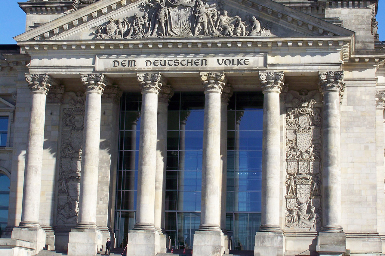 L'entrée et les colonnes du Reichstag