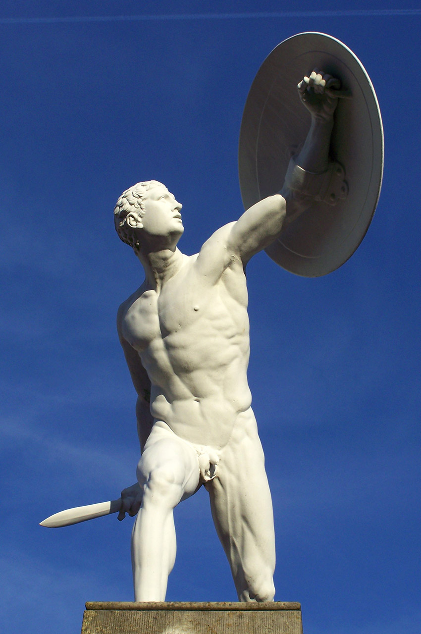 Statue d'un homme tenant une épée et un bouclier