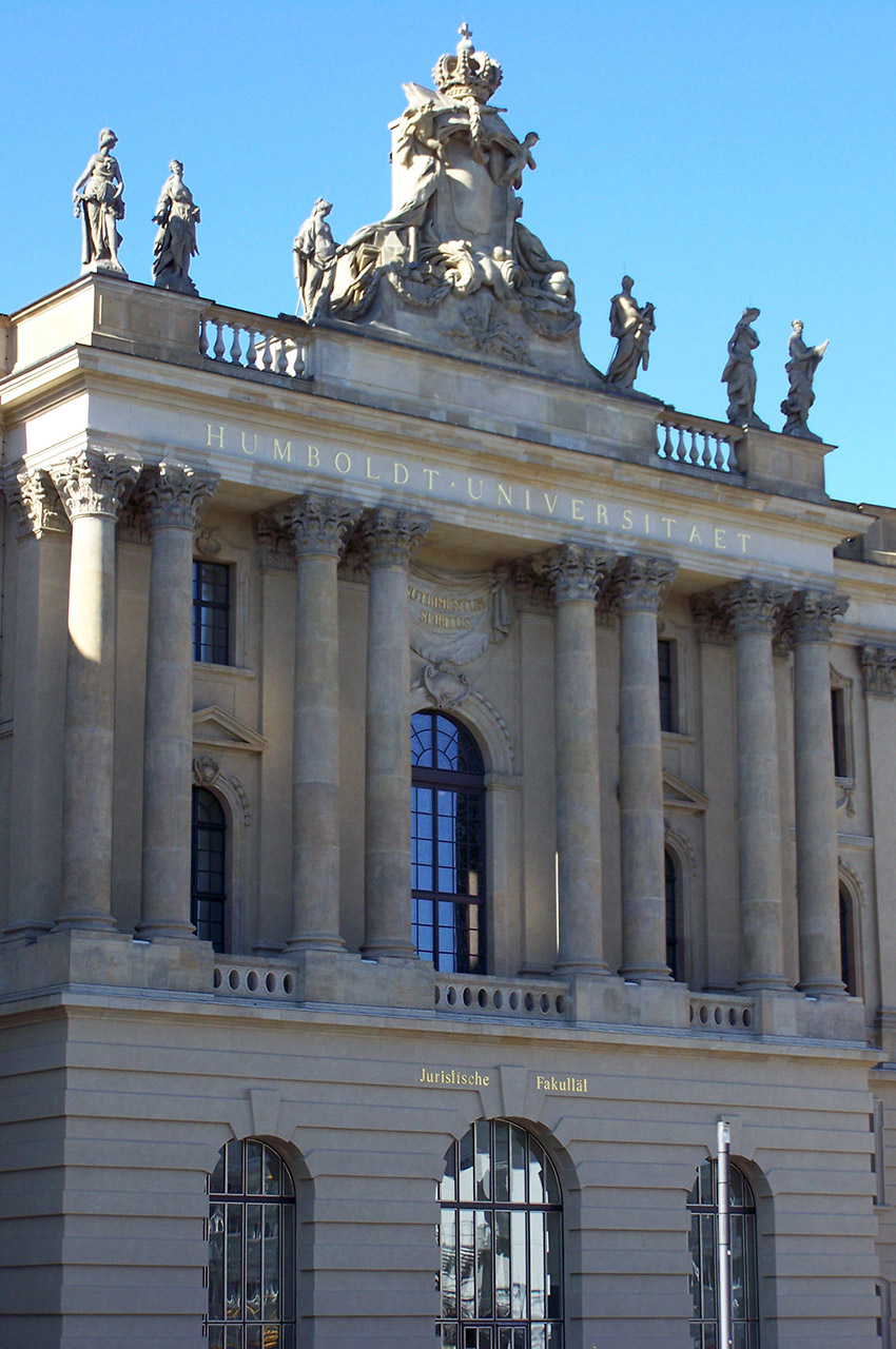 Ancienne bibliothèque surnommée la Kommode