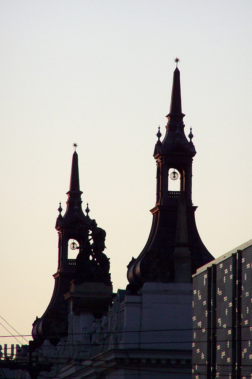 Clochers dans le coucher de soleil