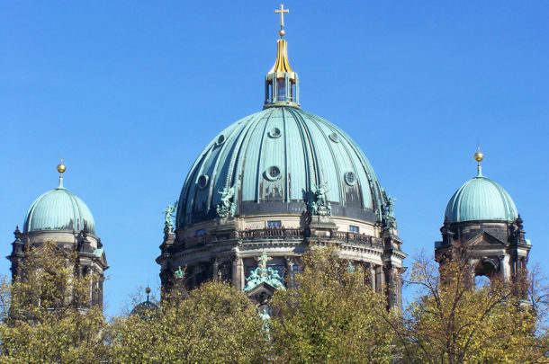 Les coupoles du Berliner Dom dans les arbres