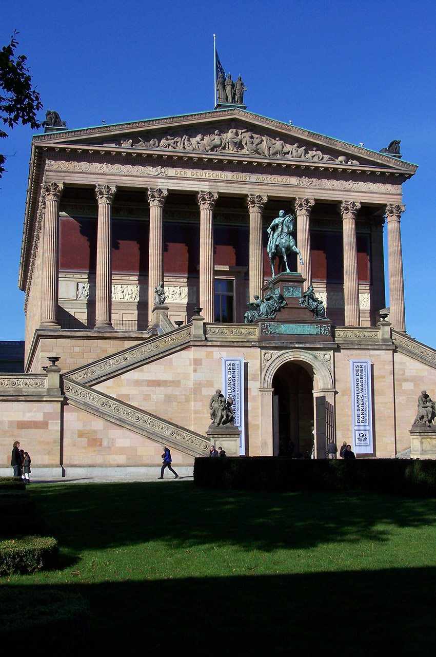 Der Deutschen Kunst sur le fronton de l'Alte Nationalgalerie