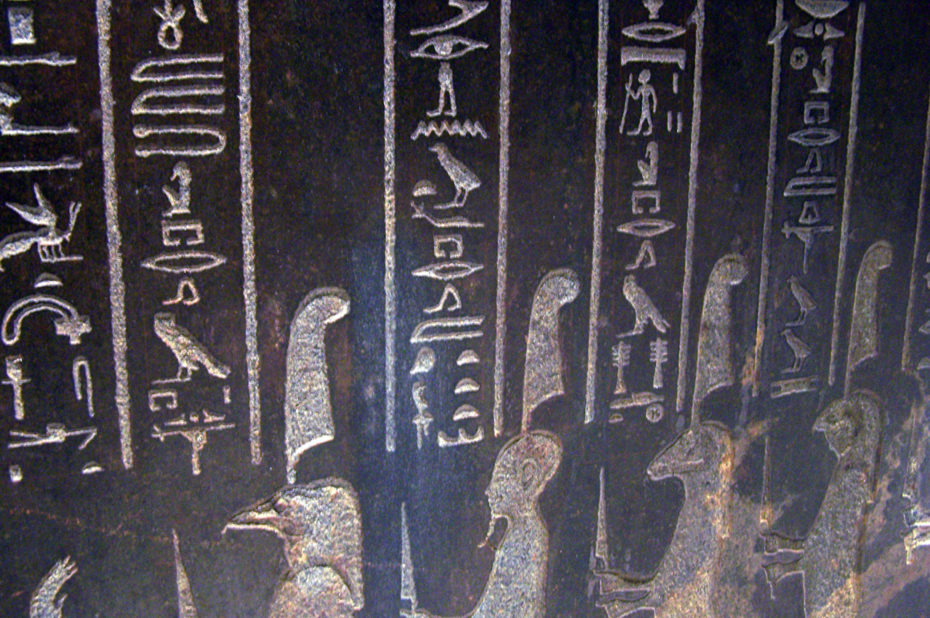 Détail des hiéroglyphes gravés sur le sarcophage