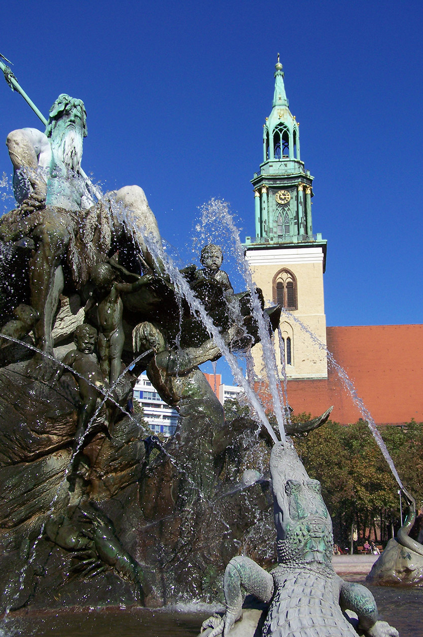 Le dieu Neptune au sommet de la fontaine en bronze