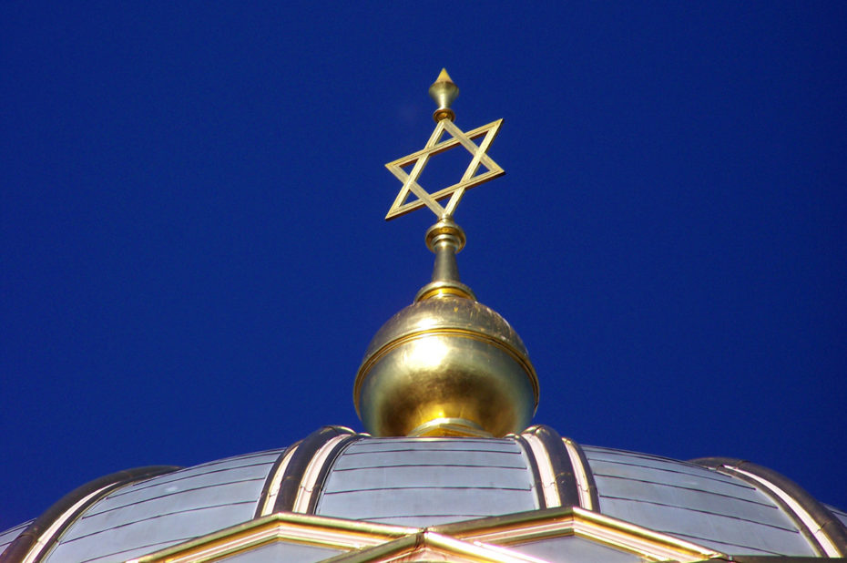 L'étoile dorée au sommet de la Synagogue