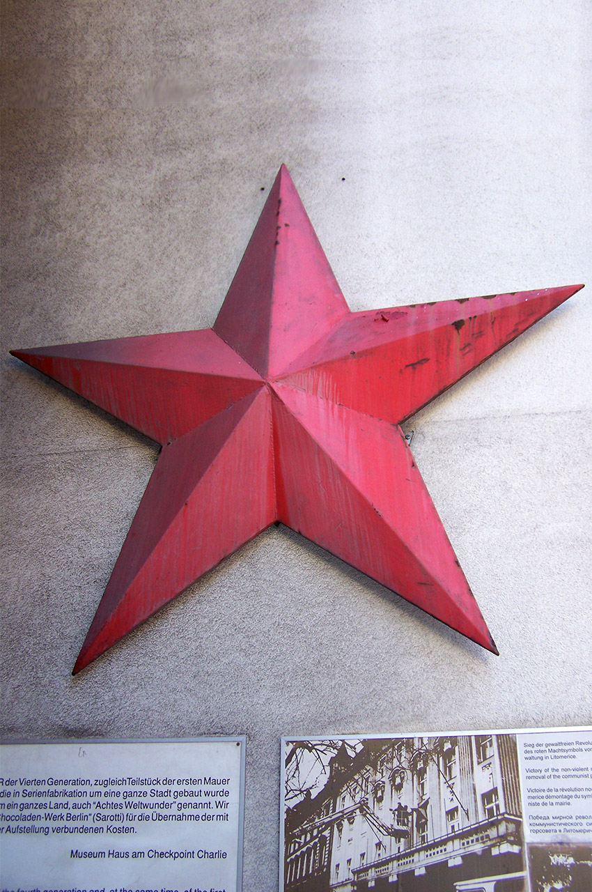 Étoile rouge à Checkpoint Charlie