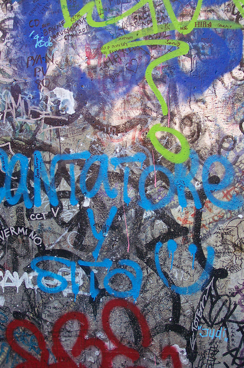 Graffitis sur les restes du Mur de Berlin