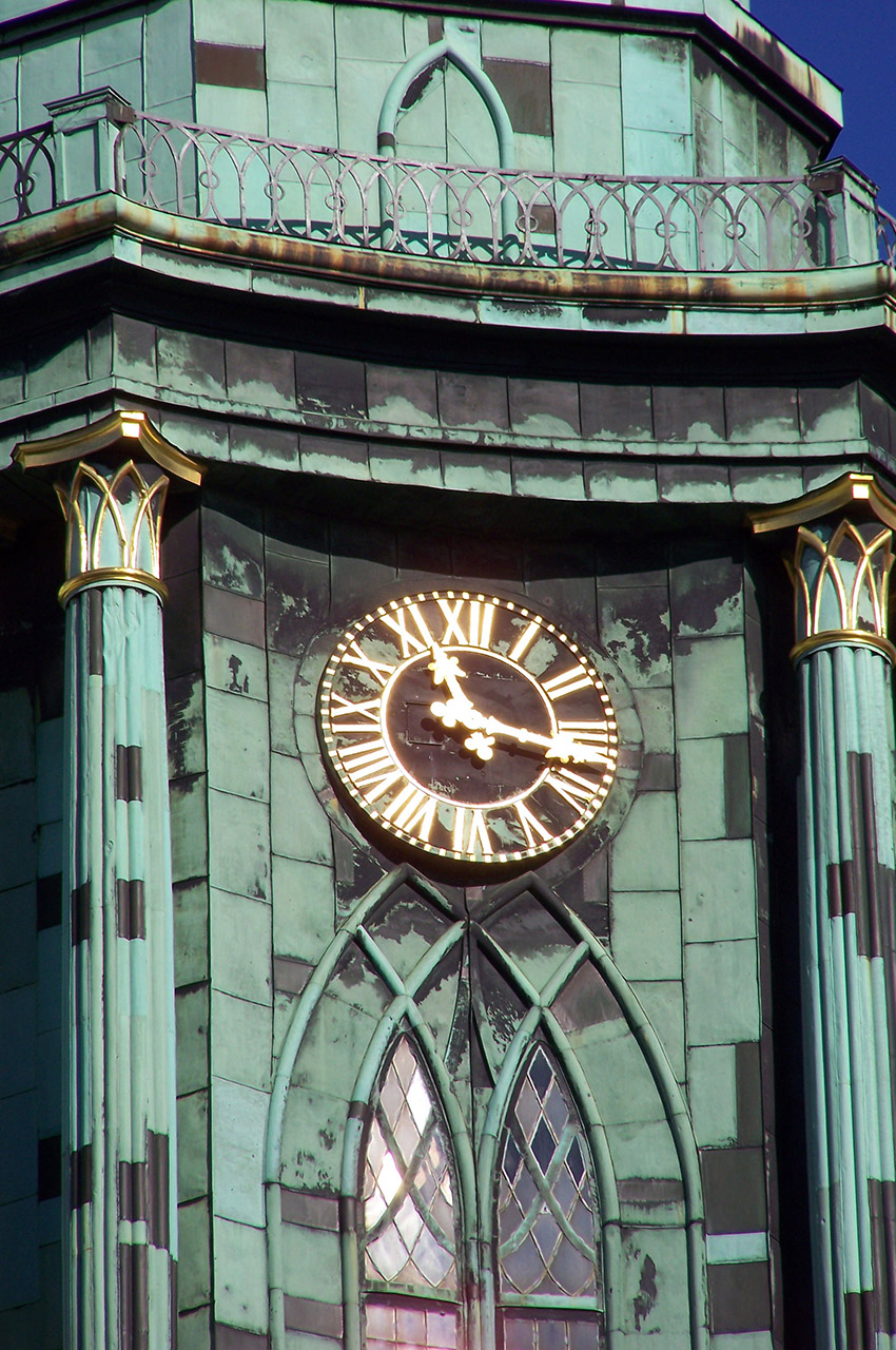 Horloge d'or sur le clocher en bronze