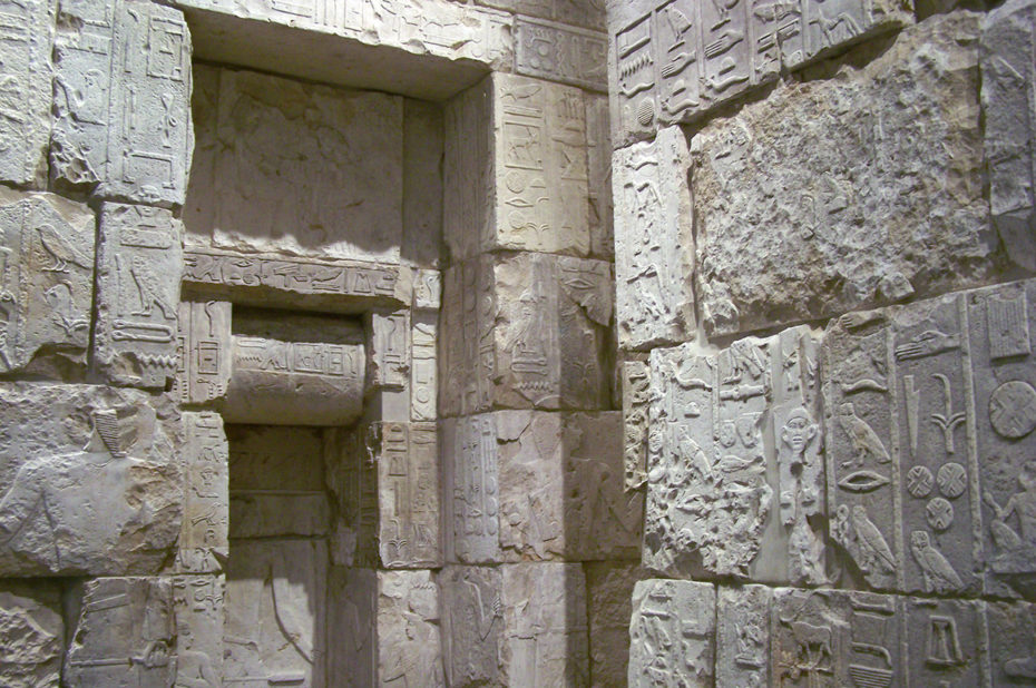 À l'intérieur du mastaba de Merib