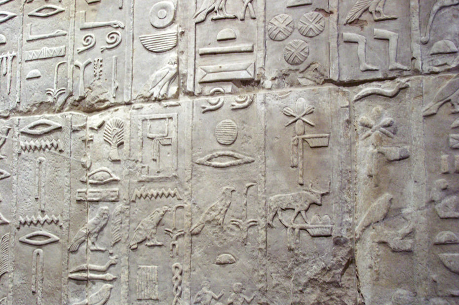 Hiéroglyphes sur le mur du mastaba