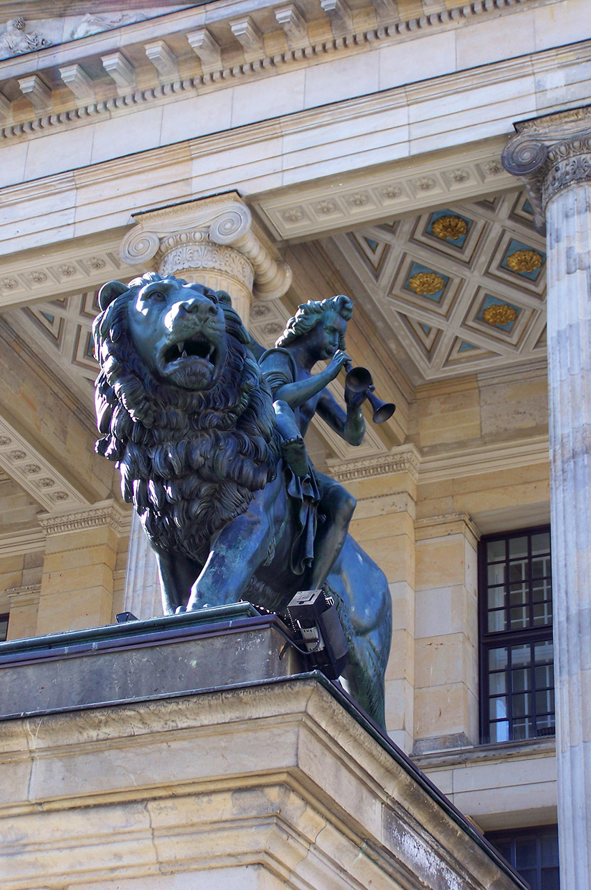 Un musicien sur un lion au Gendarmenmarkt