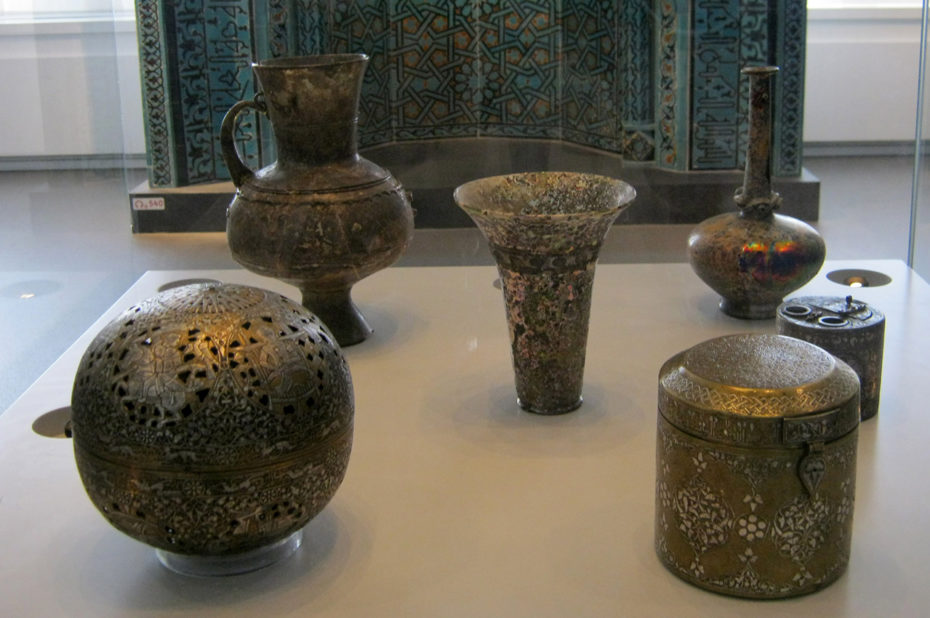 Objets d'art islamique en laiton ou bronze, de Syrie ou d'Irak