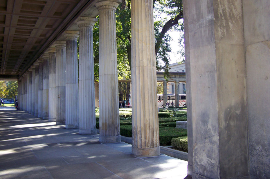 A l'ombre des colonnes autour du jardin