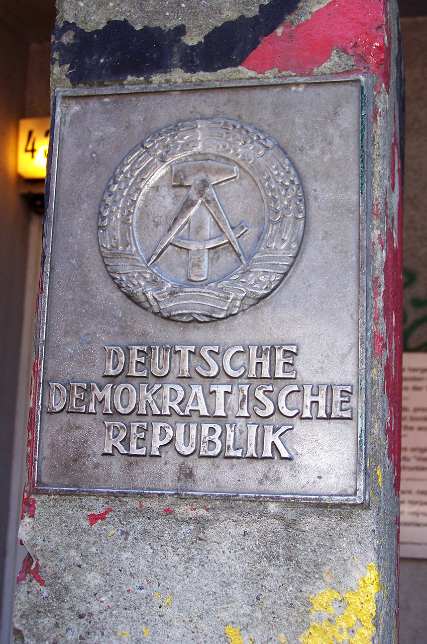 Plaque "Deutsche Democratische Republik"