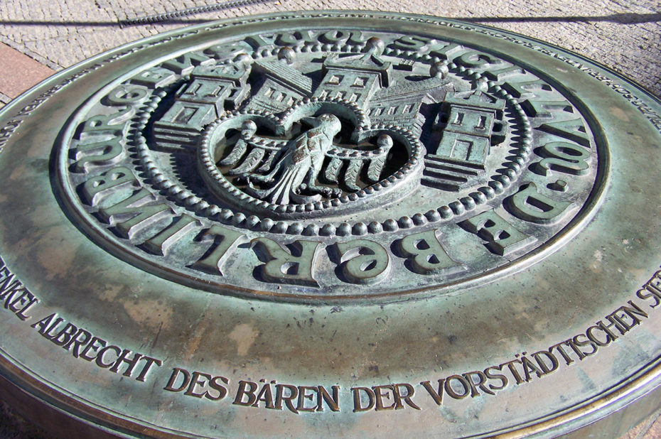 Plaque sur la place devant l'église